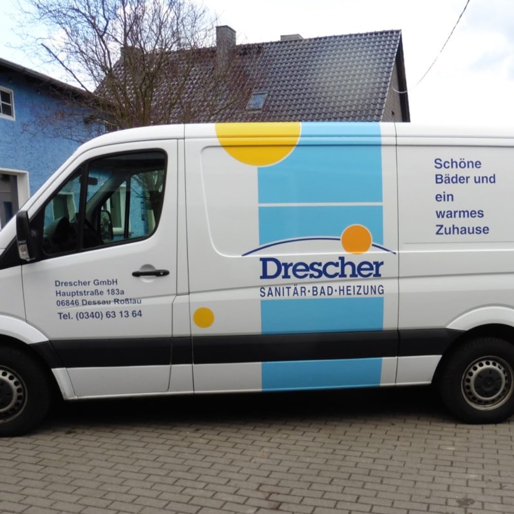 Drescher GmbH Firmenwagen mit Logo „Schöne Bäder und ein warmes Zuhause