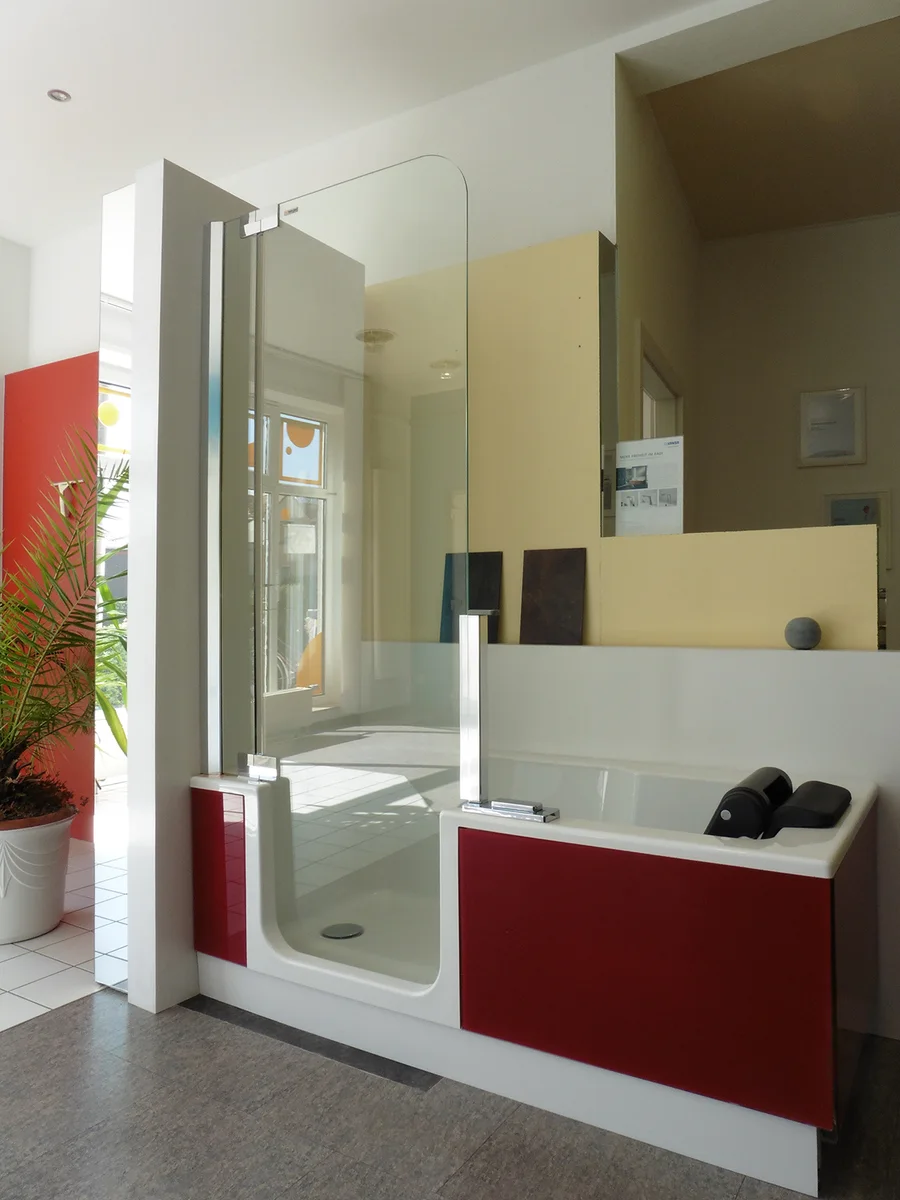 Modernes Badstudio mit ebenerdiger Dusche und Badewanne