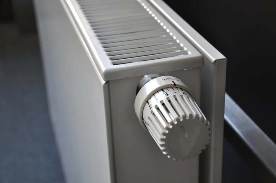 Heizkörper mit Thermostatventil im Detail