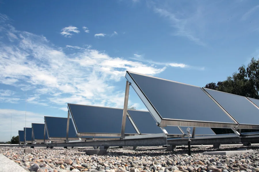 Solarthermie-Kollektoren auf einem Flachdach