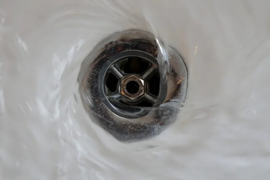 Wasser läuft durch einen Abfluss